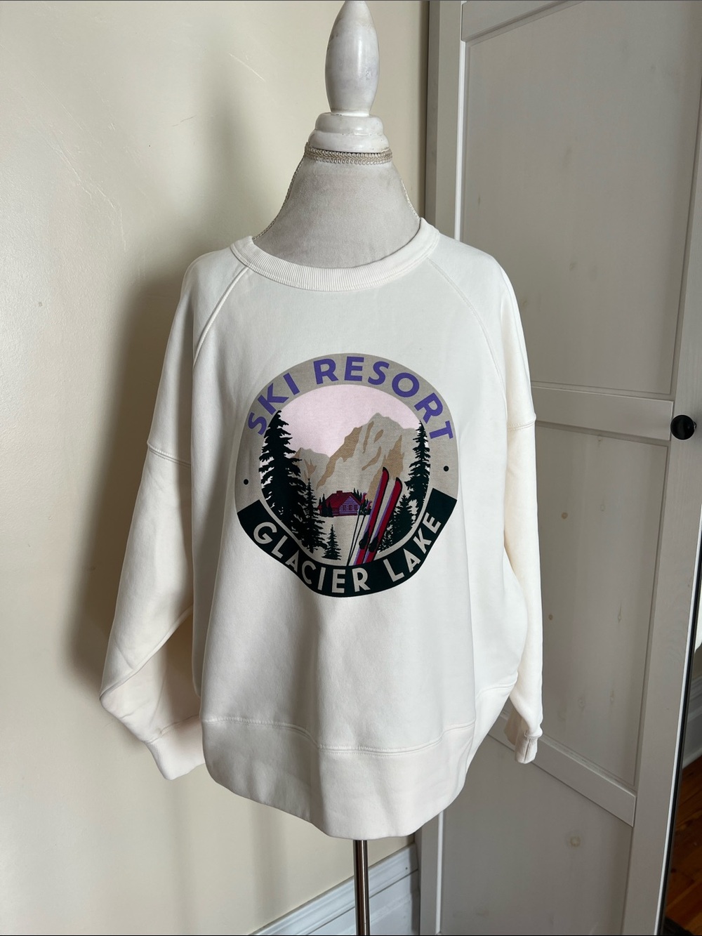 Lou & Grey Ski Resort Glacier Lake Graphic Cropped Sweatshirt Ivory Cream Size L